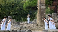 Selama satu pekan ke depan, api tersebut akan dibawa berkeliling Yunani, untuk kemudian tiba di Acropolis pada 30 Oktober. (Milos Bicanski/Getty Images)