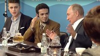 Anda menangani salah satu masalah paling penting dan paling mulia, dengan hasil yang jelas. Ini adalah misi khusus, bukan sekedar profesi. Inilah sebabnya saya sangat menghormati dokter, kata Putin kepada Gamal. Foto: Istimewa Anda menangani salah satu masalah paling penting dan paling mulia, dengan hasil yang jelas. Ini adalah misi khusus, bukan sekedar profesi. Inilah sebabnya saya sangat menghormati dokter, kata Putin kepada Gamal. Foto: Istimewa