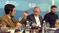 Saat pertemuan, Putin tampak serius mendengarkan pemaparan Gamal.