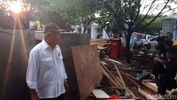 Selepas keluar dari gerbang Istana Negara, Basuki langsung mengecek pengerjaan drainase di depan Kantor Staf Presiden (KSP). Basuki yang mengenakan kemeja putih dan topi PUPR pun semlat bertanya kepada para pekerja proyek yang sedang beristirahat.