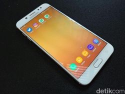 Galaxy J7+ Memikat dengan Kamera Ganda