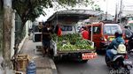 Pedagang Buah Kuasai Trotoar di Jalan Raya Bogor