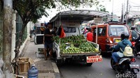 Sebagian dari mereka berjualan menggunakan mobil bak terbuka.