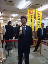 PM Shinzo Abe Tertangkap Lagi Makan Es Krim, Ini Reaksi <i>Netizen</i> Jepang!