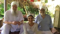 Tidak sembarangan, Tamara belajar langsung dari dua orang Guru sekaligus, yakni Guru Dass Khalsa dan Tarn Taran Singh. (Foto: Instagram @tamarableszynskiofficial)