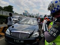 Kendaraan diallihkan ke busway (Foto: Meilika/detikcom)