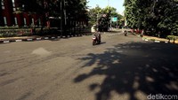 Pengendara melintas di depan Taman Ayodya.