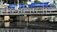 Truk dikerahkan untuk mengangkut sampah.