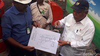 Proyek drainase ini persis di depan gedung Bina Graha di komplek Istana Kepresidenan. Basuki menjelaskan, perbaikan drainase di Komplek Istana Negara dilakukan dengan memasang saluran air yang memiliki sekat untuk memisahkan saluran kabel bawah tanah.