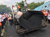 Aspal Campur Kresek Dites di Jalanan Makassar