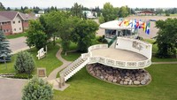 Belum ada orang yang bisa memprediksi di mana dan kapan persisnya pesawat alien alias UFO mendarat di Bumi. Namun Kanada telah membangun landasan untuk pendaratan UFO (Town of St Paul)