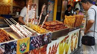 Aneka kuliner seafood siap menggoyang lidah. Rasanya enak, harganya terjangkau dan paling penting bersih! (Elvan/detikTravel)
