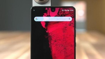 Selain desainnya yang keren karena berbodi tipis, Essential juga bisa dipasang dengan aksesoris menggunakan konektor magnet. Ini saat Essential dipadukan dengan kamera 360 sebagai aksesoris pertamanya. Foto: Android Central