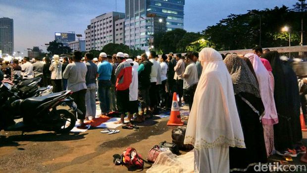 Top! Massa Penolak Perppu Ormas Bersihkan Sampah Usai Aksi
