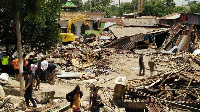 Lokalisasi Jaipong dan Miras di Bantaran Kali Bekasi Digusur Lokalisasi Jaipong dan Miras di Bantaran Kali Bekasi Digusur