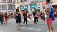 Zhongshan Road selalu ramai wisatawan. Kalau ke Xiamen, wajib mampir ke Xiamen Zhongshan Road dan juga Guanren Community ya! (Elvan/detikTravel)