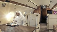 Kamu bisa menentukan sendiri mau difoto seperti apa, mulai dari duduk melihat pemandangan dari jendela atau seakan tertidur bisa kamu lakukan (@privatejetstudio/Instagram)