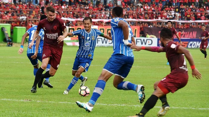 Pesepak bola PSM Makassar Willem Jan Pluim (kedua kiri) berebut bola dengan pesepak bola Persiba Balikpapan Iqbal Samad (tengah) saat laga lanjutan Gojek Traveloka Liga 1 di Stadion Andi Mattalatta, Makassar, Sulawesi Selatan, Selasa (24/10). PSM Makassar menang atas tamunya Persiba Balikpapan dengan skor 3-1. ANTARA FOTO/Yusran Uccang/kye/17