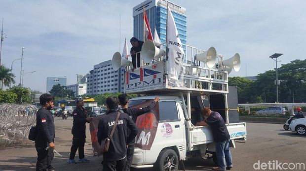 Massa Demo Perppu Ormas Mulai Berdatangan ke Depan Gedung DPR