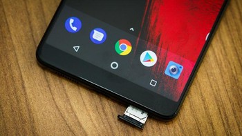 Essential menerapkan layar edge-to-edge seperti yang digunakan oleh Samsung, Xiaomi dan LG pada Galaxy S8, Mi Mix dan G6, meski pada bagian bawahnya masih ada bezel yang cukup tebal. Foto: Android Central
