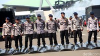 Brimob juga disiagakan di dalam gerbang gedung DPR.