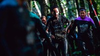 Lomba lari unik ini menempuh jarak sejauh 10 km. Medannya juga melintasi hutan-hutan (Jonathan Nackstrand/Getty Images)