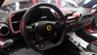 Selain itu, mesin V12 naturally-asspirated (tanpa turbo) berkapasitas 6.5 liter Ferrari yang ada di Ferrari 812 Superfast juga memenangkan dua penghargaan. Mesin itu meraih penghargaan di kelas mesin 4 liter ke atas, dan kategori Best New Engine. Foto: Rachman Haryanto