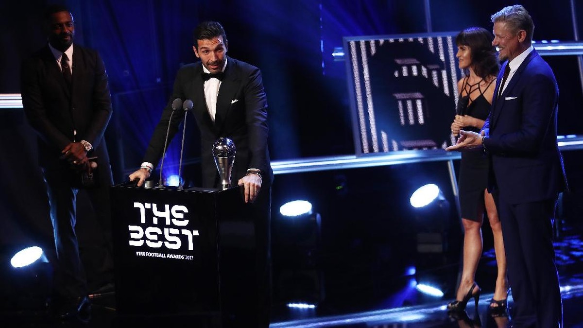 Gianluigi Buffon saat menyampaikan pidato usai menerima penghargaan Kiper Terbaik di The Best FIFA Football Awards 2017 yang diberikan oleh Peter Schmeichel (Foto: Bryn Lennon/Getty Images)