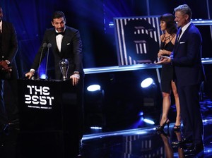 Gianluigi Buffon Si Tua-Tua Keladi