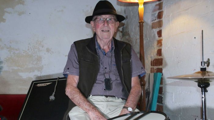 Sudah 96 Tahun Pria Ini Masih Menabuh Drum