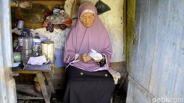Mbah Redeng di rumahnya