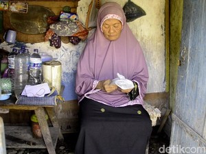 Mbah Rendeng, Tak Mau Berpangku Tangan di Usia Senja