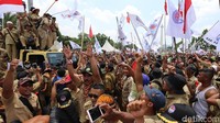 Massa aksi kali ini terdiri atas kepala dusun, kepala urusan, kepala seksi, dan sekretaris desa itu tiba di Masjid Istiqlal dengan menggunakan bus. Sedikitnya ada 562 bus yang datang dari Jawa Timur, Jawa Tengah, Jawa Barat, Nusa Tenggara Barat, Bali, Sulawesi Utara, Sumatera Utara, Lampung, dan sejumlah daerah lain.