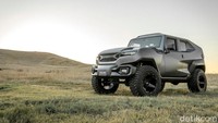 Mobil yang mirip tank ini merupakan SUV antipeluru buatan Amerika Serikat. Mobil yang didesain mirip kendaraan luar angkasa. Perlindunganya pun cukup mumpuni, selain antipeluru yang sudah menjadi standar, mobil juga bisa bertahan diri dari serangan electromagnetic pulse (EMP) yang bikin peralatan elektronik rontok. Mobil didesain oleh Samir Sadikhov itu diklaim memiliki stuktur bodi dan desain yang kuat. Mobil memiliki 4 pintu dan bisa mengangkut 5 penumpang. Foto: Rezvani Motors