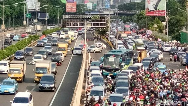 Tampak dua mobil diparkir melintang untuk menutup akses exit Tol Senayan
