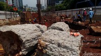 Untuk bagian lima dan enam, yakni dari flyover Casablanca hingga halte Transjakarta Kuningan Timur, proyek LRT masih dalam tahap pengeboran. Terlihat ada dua alat pengeboran tanah di lokasi tersebut.