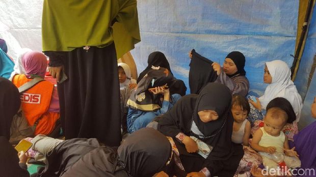 Massa beristirahat di dalam posko kesehatan