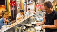 Ada banyak gerai ramen di seluruh Jepang. Saat makan siang, pekerja biasa memenuhi bagian tempat makan menghadap chef yang sedang membuat ramen. Ini lebih memberi pengalaman interaktif bagi yang makan sendiri.