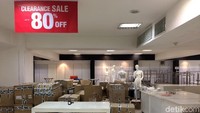 Sebelum tutup, Lotus menggelar diskon besar-besaran, mulai dari 20% hingga 80% untuk produk pakaian pria, wanita, sepatu, dan tas, handuk, peralatan makan dan minuman.