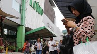 Pengunjung terus berdatangan untuk berburu barang diskon.