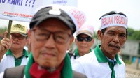 Unjukrasa yang didominasi kakek-kakek tersebut menuntut pemerintah membayarkan dana pensiunan setara PNS sesuai peraturan yang berlaku.