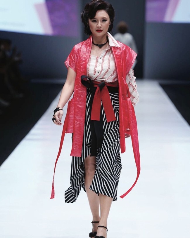 Tata pernah ngetop sebagai model di era 1990an sebelum akhirnya meninggalkan profesi tersebut karena menikahi Tommy Soeharto pada 1997 silam. Lihat gaya Tata sekarang, masih cocok dibilang seperti model?  Foto: M. Abduh/Wolipop