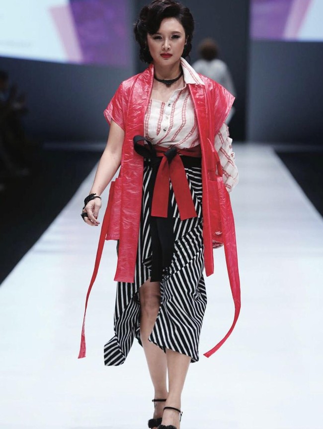 Pernah berprofesi sebagai model, Tata tampak begitu lihai melenggang di atas landasan peraga alias catwalk. (Foto: Instagram/the_theme_ig)