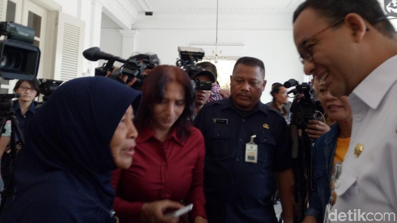 Markonah Curhat Jadi Korban Penggusuran ke Anies Baswedan Markonah Curhat Jadi Korban Penggusuran ke Anies Baswedan