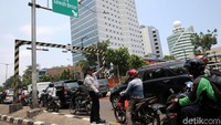 Petugas Dishub mengarahkan pengendara untuk melewati underpass.