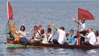 Susi menaiki sampan untuk menghadiri acara Buka Sasi Kerang Lola di Pulau Hatta. Pool/Lilly Aprilya Pregiwati/KKP.