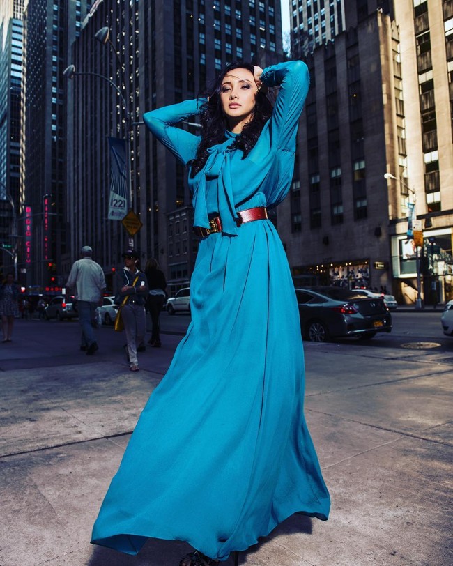  Begini aksi Tata saat pemotretan di Manhattan, New York City.  Foto: Instagram/Tata Cahyani