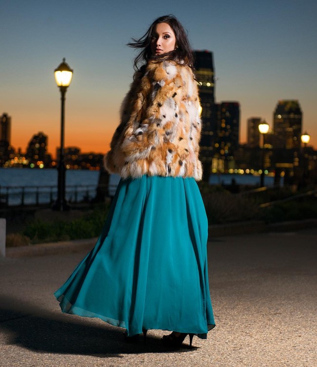 Setelah bercerai dari Tommy pada 2006, Tata mulai eksis lagi berpose. Sesekali ibu dua anak ini menerima tawaran untuk pemotretan editorial. Salah satunya ini.  Foto: Instagram/Tata Cahyani