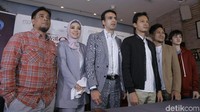 Dewi Sandra juga terlihat foto bersama dengan Fedi Nuril. Foto: Dewi Sandra (Palevi/detikHOT)