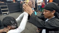 Setelah banyak yang kesurupan, para pawang jadi sibuk. Mereka berpatroli untuk mengontrol para penari yang kesurupan.